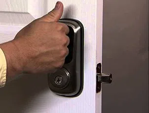 Lock Locksmith Tech Portland, OR 503-716-1477 - 24-7-locksmith-key-service