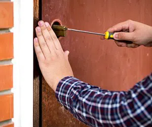 Lock Locksmith Tech Portland, OR 503-716-1477 - garage-door-locks